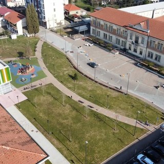 Castelletto Ticino, chiude in via sperimentale un tratto di via Bovio davanti alle scuole
