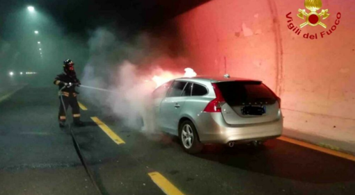 Auto in fiamme sulla A26, chiuso il traffico tra Arona e Carpugnino in direzione nord Auto in fiamme sulla A26, chiuso il traffico tra Arona e Carpugnino in direzione nord