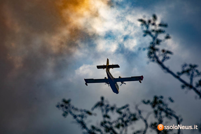 Aerei antincendio sul lago d’Orta, gli albergatori: "Rischi per residenti e turisti"