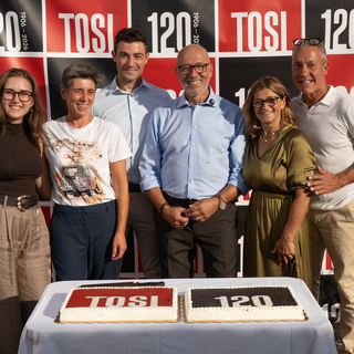 Carpignano Sesia celebra un traguardo storico: grande festa per i 120 anni di Mobili Tosi