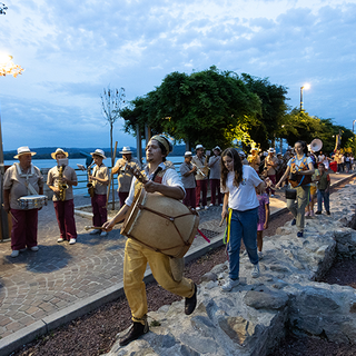 "Centaura, ricorda i tuoi passi": ad Arona la parata teatrale itinerante ispirata a Dacia Maraini