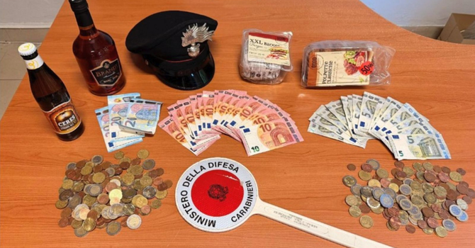 Borgomanero, scardina la cassa dell'Aldi e fugge con l'incasso: 29enne arrestato dai Carabinieri Borgomanero, scardina la cassa dell'Aldi e fugge con l'incasso: 29enne arrestato dai Carabinieri