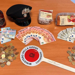 Borgomanero, scardina la cassa dell'Aldi e fugge con l'incasso: 29enne arrestato dai Carabinieri