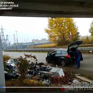 Getta rifiuti sotto un cavalcavia, incastrato dalle telecamere
