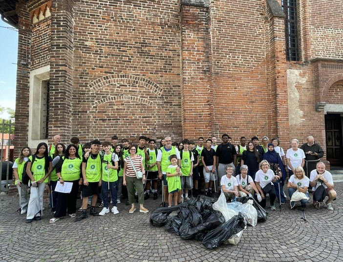 Studenti del Mossotti in campo con Novara Green: pulizia a San Nazzaro della Costa Studenti del Mossotti in campo con Novara Green: pulizia a San Nazzaro della Costa