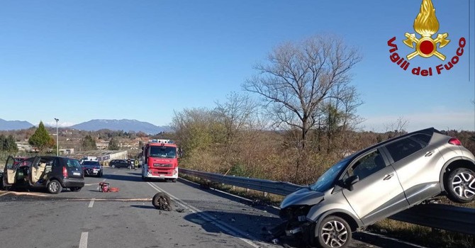 Frontale tra due auto a Paruzzaro: i due conducenti trasportati in ospedale