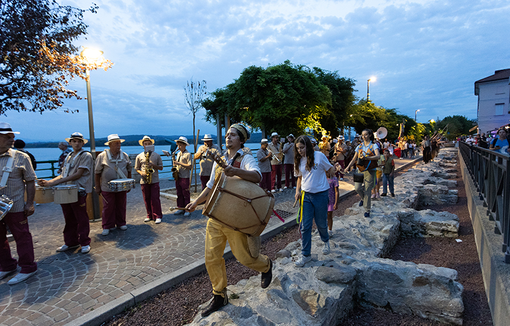 "Centaura, ricorda i tuoi passi": ad Arona la parata teatrale itinerante ispirata a Dacia Maraini "Centaura, ricorda i tuoi passi": ad Arona la parata teatrale itinerante ispirata a Dacia Maraini