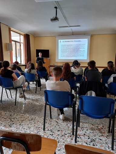 Lotta contro la violenza sulle donne: incontri formativi nelle scuole di Novara