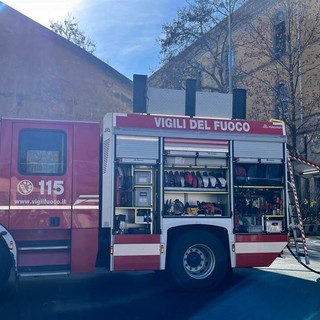 Incendio all’ex caserma Passalacqua a Novara