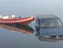 Sfiorata la tragedia a Viverone, jeep nel lago con il gommone. Il racconto: “Salvo per un soffio” Sfiorata la tragedia a Viverone, jeep nel lago con il gommone. Il racconto: “Salvo per un soffio”