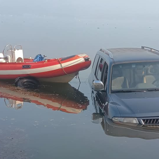 Sfiorata la tragedia a Viverone, jeep nel lago con il gommone. Il racconto: “Salvo per un soffio”