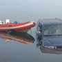 Sfiorata la tragedia a Viverone, jeep nel lago con il gommone. Il racconto: “Salvo per un soffio”