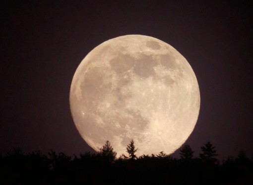 Il cielo di ottobre regala la “Luna del raccolto”