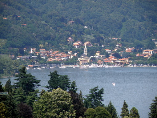 Natale in piena estate: a Lesa arriva Babbo Natale… in Sup