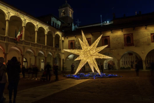 A Novara si accendono le "Luci sul Natale 2021" A Novara si accendono le "Luci sul Natale 2021"