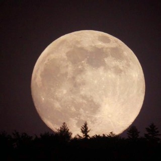 Il cielo di ottobre regala la “Luna del raccolto”