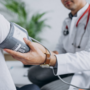 Accordo per i medici di famiglia nelle Case di Comunità: fino a 6 ore settimanali obbligatorie Accordo per i medici di famiglia nelle Case di Comunità: fino a 6 ore settimanali obbligatorie