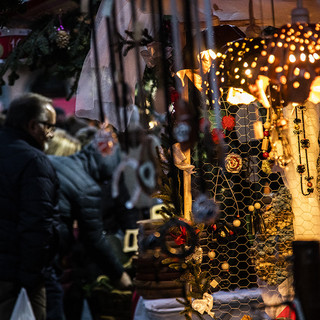 Novara si illumina per Natale: videomapping al Broletto e luci in tutta la città