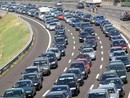 Bollino rosso sulle strade: traffico intenso e divieti per i veicoli pesanti nel weekend di Ferragosto