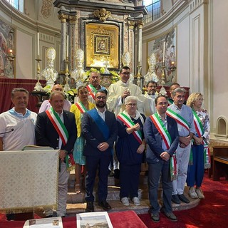 La provincia di Novara rende omaggio alla madonnina della fontana e alla processione del guado La provincia di Novara rende omaggio alla madonnina della fontana e alla processione del guado