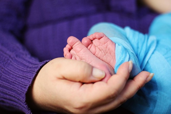 Parole e carezze che curano: a Borgomanero un incontro per famiglie nel segno del benessere infantile