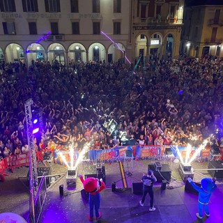 “La Notte Rosa” accende Trecate: shopping, musica e spettacolo sotto le stelle