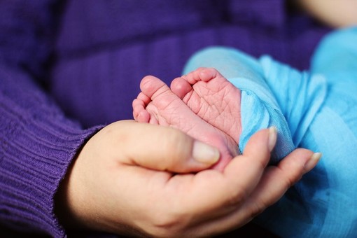 Parole e carezze che curano: a Borgomanero un incontro per famiglie nel segno del benessere infantile