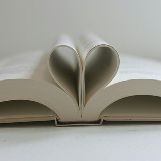 New Romance 2025: perché questo genere è diventato il fenomeno più amato dai lettori di oggi