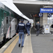 Arrestato a Crotone il 22enne accusato di violenza sessuale su un treno a Novara Arrestato a Crotone il 22enne accusato di violenza sessuale su un treno a Novara