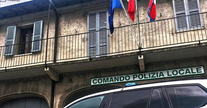 Trecate, controlli antidroga in piazza Cattaneo: tre persone segnalate e merce abusiva sequestrata