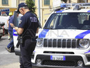 Ruba alimenti e alcolici dal supermercato minacciando il titolare per non pagare: denunciato in Liguria un turista novarese