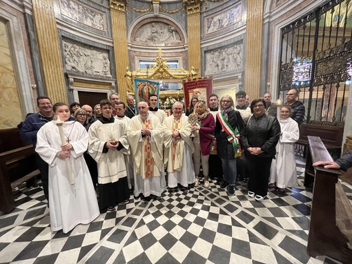 Partecipata la tradizionale processione dei trecatesi Partecipata la tradizionale processione dei trecatesi