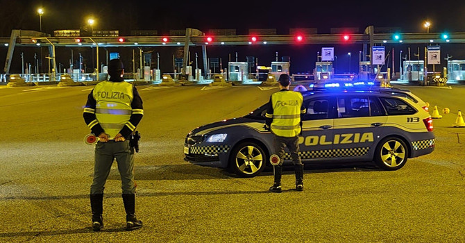 Camionista ubriaco percorre 10 chilometri contromano sull’A26: fermato dalla Polizia Stradale Camionista ubriaco percorre 10 chilometri contromano sull’A26: fermato dalla Polizia Stradale