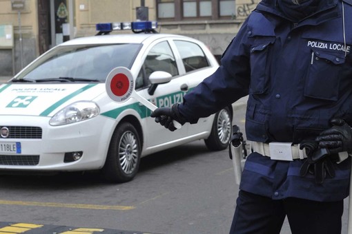 Alla guida di un'auto rubata fugge dalla Polizia: conducente sanzionato per oltre 8000 euro