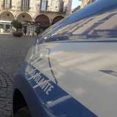 Novara, violenta lite in centro: 33enne arrestato dopo aver tentato di sottrarre l’arma a un agente