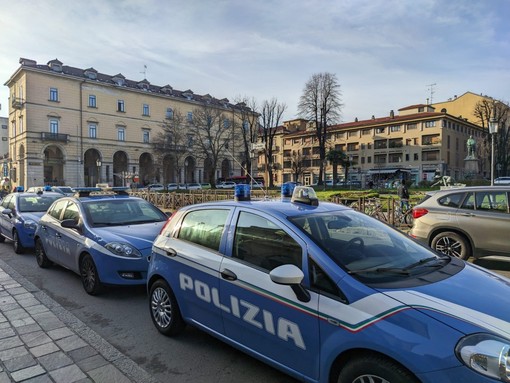 Controlli della polizia nella zona della stazione di Novara