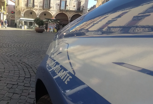 Novara, violenta lite in centro: 33enne arrestato dopo aver tentato di sottrarre l’arma a un agente