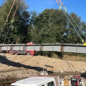 Nuovo ponte sull'Agogna: arrivano le travi principali, la struttura prende forma