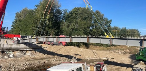 Nuovo ponte sull'Agogna: arrivano le travi principali, la struttura prende forma Nuovo ponte sull'Agogna: arrivano le travi principali, la struttura prende forma