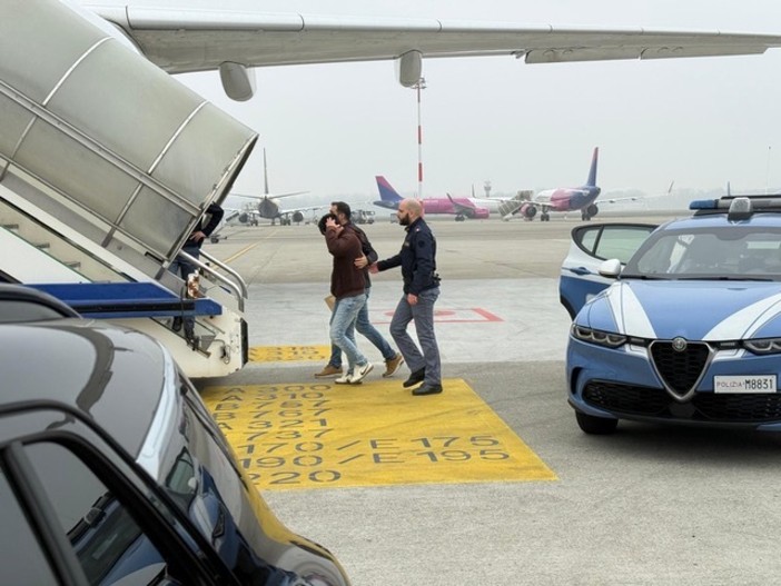 Aggressione alla stazione di Novara: arresti domiciliari e rimpatrio per un 40enne