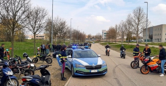 Motoraduno illegale fermato dalla Polizia Stradale a Galliate