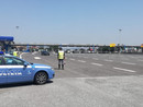 Alla guida di un carro attrezzi con una patente falsa, multa e denuncia a piede libero