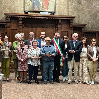 Novara, cerimonia in Broletto per i dipendenti comunali andati in pensione nel 2024