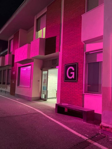 Il padiglione pediatrico dell'Ospedale di Borgomanero fino al 20 novembre sarà illuminato di viola