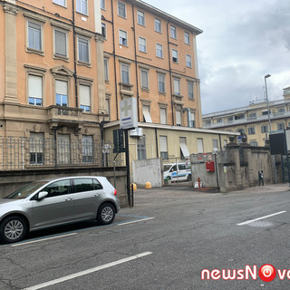 Novara, caos al pronto soccorso: giovane arrestato dopo aggressione a una guardia giurata