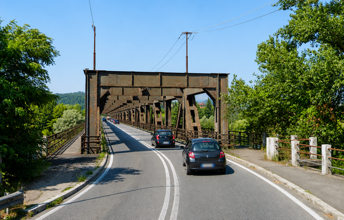 Ponte sul Ticino chiuso per una settimana: pedaggio gratuito sull'A26 e battello per attraversare il fiume Ponte sul Ticino chiuso per una settimana: pedaggio gratuito sull'A26 e battello per attraversare il fiume