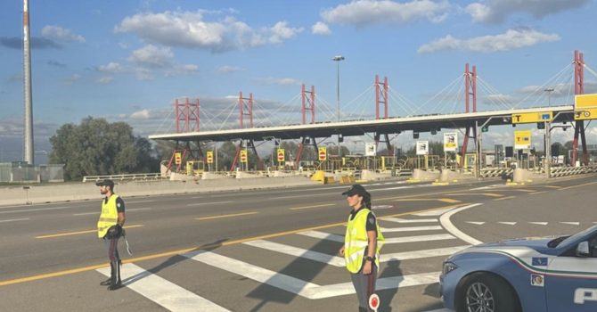 Contromano per dieci chilometri sull’A26, fermata un’ultraottantenne