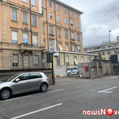 Novara, caos al pronto soccorso: giovane arrestato dopo aggressione a una guardia giurata
