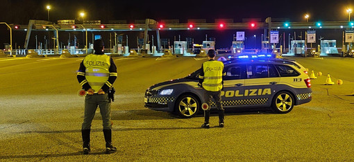 Camionista ubriaco percorre 10 chilometri contromano sull’A26: fermato dalla Polizia Stradale Camionista ubriaco percorre 10 chilometri contromano sull’A26: fermato dalla Polizia Stradale