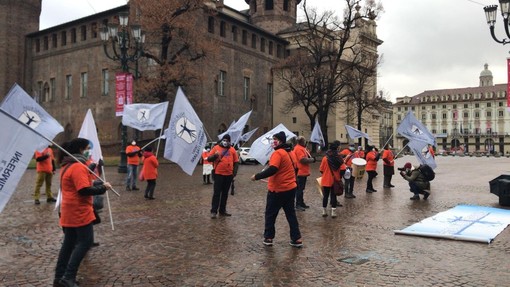 A Torino scende in piazza la rabbia degli infermieri: “Siamo i meno pagati d’Europa, ora fuori dal comparto” [VIDEO e FOTO]